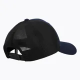 Gorra tipo trucker de seis paneles con frente de algodón azul marino y parte posterior de malla negra. Presenta una visera curva y un parche rectangular con el logo de la marca en material sintético color tostado.