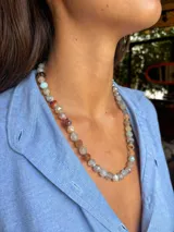 Collar de piedras semipreciosas facetadas con forma hexagonal, en tonos variados y cierre con baño de oro 18k.