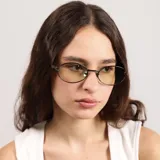 Lentes de sol con armazón metálico de diseño ovalado y cristales color naranja con protección UV400.