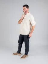 Zapato tipo slip-on Hush Puppies modelo Hunt, confeccionado en cuero color marrón con suela de EVA y goma en tono beige. Presenta elásticos laterales para facilitar el calce y un diseño de estilo casual.