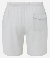 Bermuda casual de hombre color celeste, hecha en tela texturizada, con cintura elástica, cordón, bolsillo trasero con solapa y detalle de costura horizontal en las piernas.