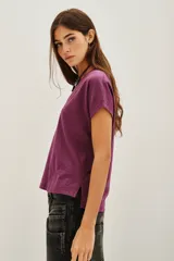 Remera blanca de algodón con cuello en V y mangas cortas.