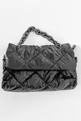 Bandolera negra acolchada con patrón de rombos y asa de cadena metálica.