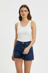 Musculosa de tejido acanalado color blanco, con cuello redondo y ajuste al cuerpo.