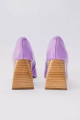 Zapato de tacón color verde agua, con punta fina y taco cuadrado forrado en cuero tipo madera.