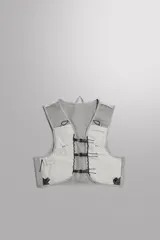 Chaleco deportivo técnico y transpirable de Zara Athleticz con capacidad de 5 litros, diseño en color gris con múltiples bolsillos delanteros, bolsillos elásticos para botellas, sistema de sujeción ajustable por cordones elásticos y detalles reflectantes. Ideal para running, trail y actividades al aire libre.