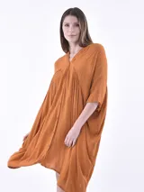 Vestido midi de corte holgado y diseño oversize, color naranja, con cuello en V, cierre frontal con botones y mangas cortas amplias.