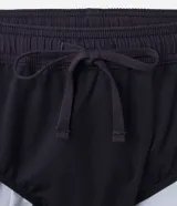 Bermuda deportiva de poliéster color gris oscuro, modelo running, con cintura elástica ajustable con cordón interno, bolsillo trasero con cierre y estampado degradado.