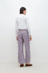 Pantalón de vestir acampanado con estampado retro en tonos rojo, azul y blanco.