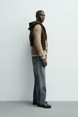 Jersey de punto regular fit, confeccionado en una mezcla de lana y fibra de alpaca. Presenta cuello redondo, manga larga y acabados en rib en puños y bajo.