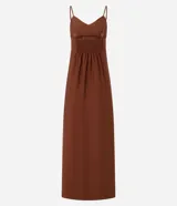 Vestido midi evasê marrón con breteles finos, escote corazón y corte en la cintura. Presenta silueta fluida con caída amplia y bolsillos laterales.
