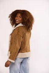 Campera tipo gamulán de gamuza color marrón con interior y solapas de corderito sintético color beige. Presenta cierre frontal con botones, mangas largas y corte holgado.
