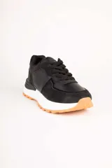 Championes deportivos Pdk Riverland para mujer, en combinación de colores blanco, tostado, gris y detalles en bordó, con suela dentada de goma marrón.