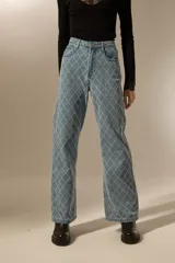 Pantalon de jean de corte recto y tiro alto, con diseño bordado de rombos en toda la superficie.