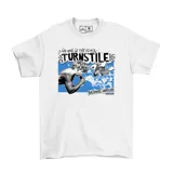 Remera blanca de algodón con estampa frontal gráfica en tonos azules y negros que incluye el logo de la banda Turnstile, la frase 'Live and in the flesh' y 'Baltimore Hardcore'.