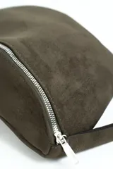 Bandolera tipo riñonera de gamuza color marrón, con cierre principal plateado y tiradores largos. Incluye correa regulable desmontable.