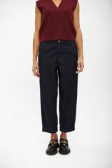 Pantalón tipo chino de denim en color azul oscuro, con corte recto y botamangas con dobladillo.