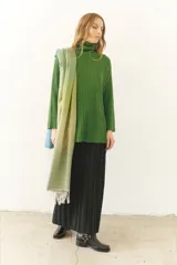 Falda larga plisada de poliéster y spandex, corte fluido.