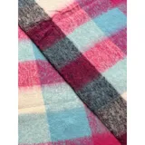 Bufanda rectangular de tejido grueso con diseño de cuadros en tonos azul, naranja, gris y beige, terminada con flecos en los extremos.