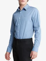 Camisa de manga larga Calvin Klein en color celeste, con cierre frontal de botones y logo de la marca bordado en el pecho.