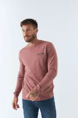 Remera de manga larga color ladrillo con logo estampado en el pecho.