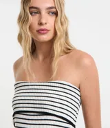 Vestido midi de punto con estampado a rayas horizontales en blanco y negro, sin tirantes, con escote recto y diseño ajustado al cuerpo.