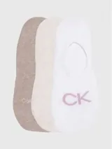 Pack de tres pares de medias tipo liner (invisibles) de Calvin Klein. Incluye un par blanco con logo CK en rosado, un par beige claro y un par gris topo.