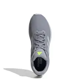 Championes urbanos Adidas modelo Cloudfoam Move, color gris con detalles en verde lima. Presentan una parte superior de malla transpirable, las icónicas tres tiras laterales en tono plateado y una mediasuela con tecnología Cloudfoam Walk para mayor amortiguación.