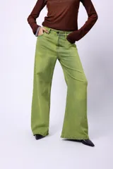 Jean wide leg de tiro medio, color verde lima con efecto desgastado.