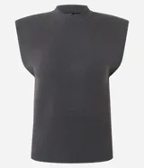 Chaleco de punto negro con cuello redondo, hombreras estructuradas y diseño sin mangas. Confeccionado en tejido de punto con acabado acanalado en el ruedo.
