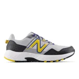 Championes de trail running New Balance 410 V8, color gris con detalles en negro, amarillo y azul.