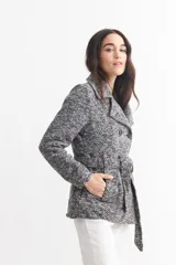 Tapado gris jaspeado con doble botonadura, cuello solapa y lazo en la cintura.