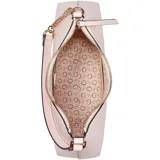 Cartera tipo hobo Guess modelo Eileen, color rosa, con diseño asimétrico, cierre superior y detalle de cadena metálica en uno de los laterales de la correa.