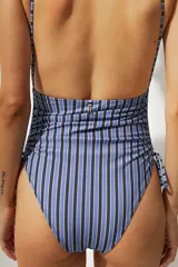 Malla enteriza negra con breteles finos, escote recto y laterales fruncidos con cordones ajustables.