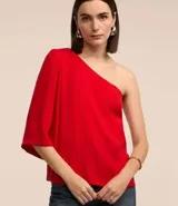 Blusa roja de crepé con un solo hombro descubierto y manga 3/4 abullonada.