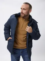 Campera de nylon acolchada en color azul marino, con cierre frontal y botones a presión, bolsillos laterales y capucha desmontable.