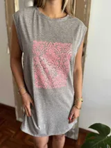 Remerón gris con estampado cuadrado de estilo cachemira en color rosa.