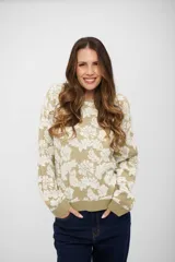 Buzo de tejido de punto con diseño floral en tonos beige y crema, de corte holgado, cuello redondo y mangas largas con puños acanalados.