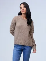 Buzo de lana color gris con mangas caladas.