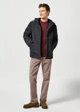 Campera negra con capucha, acolchada con diseño de cuadrados. Tiene cierre frontal con botones a presión y bolsillos laterales.