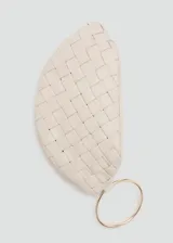 Bolso de mano pequeño con diseño trenzado en cuero ovino color beige y asa circular metálica dorada.