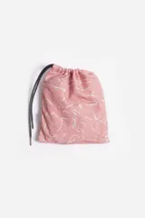 Short de baño celeste con estampado de hojas pequeñas en tonos verdes y blancos. Cuenta con cintura elástica con cordón ajustable, bolsillos laterales y un parche circular con logo en la parte inferior.