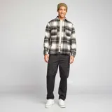 Pantalón cargo de corte recto en color negro, con bolsillos laterales tipo cargo y cierre frontal con botón y cremallera.