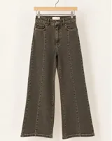 Pantalón de jean ancho con costuras verticales al frente y diseño de pernera amplia.