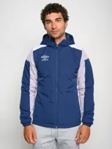 Campera deportiva Umbro con capucha, cierre frontal y bloques de color. El cuerpo principal es azul marino, los hombros son blancos y las mangas tienen paneles laterales en gris claro.