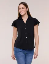 Camisa de seda fría blanca con cuello solapa, escote en V y cierre frontal de botones. Cuenta con mangas cortas con volados.