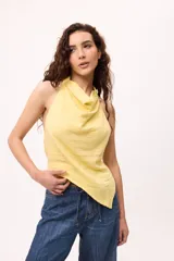 Top de algodón con diseño de rayas verticales multicolor, cuello buche y terminación irregular en punta. Presenta espalda semi descubierta y un calce holgado y fresco.