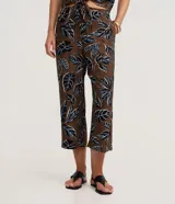 Pantalón pantacourt Marfinno de viscosa color marrón con estampado de follaje en tonos negros y celestes, cintura elástica y diseño fresco.