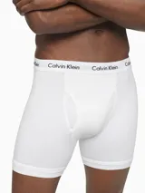 Pack de tres calzoncillos tipo boxer brief de algodón elástico, color blanco, con cintura elástica distintiva de la marca.