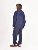 Campera negra con capucha, cierre frontal completo y cordones ajustables. Presenta un diseño liso y funcional con bolsillos laterales.